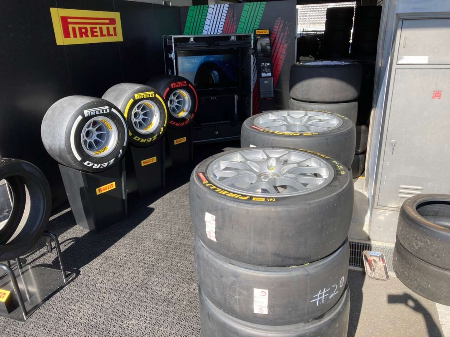 ピレリタイヤ様の機材運搬・タイヤサービス】 | レース関係 | 静岡県